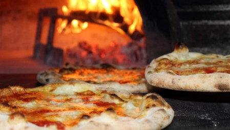 Pizza in forno a legna